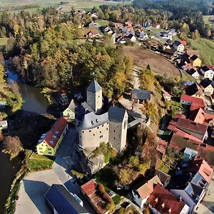 https://ferienwohnung-und-sommerhaus-unter-der-burg.com-bavaria.com